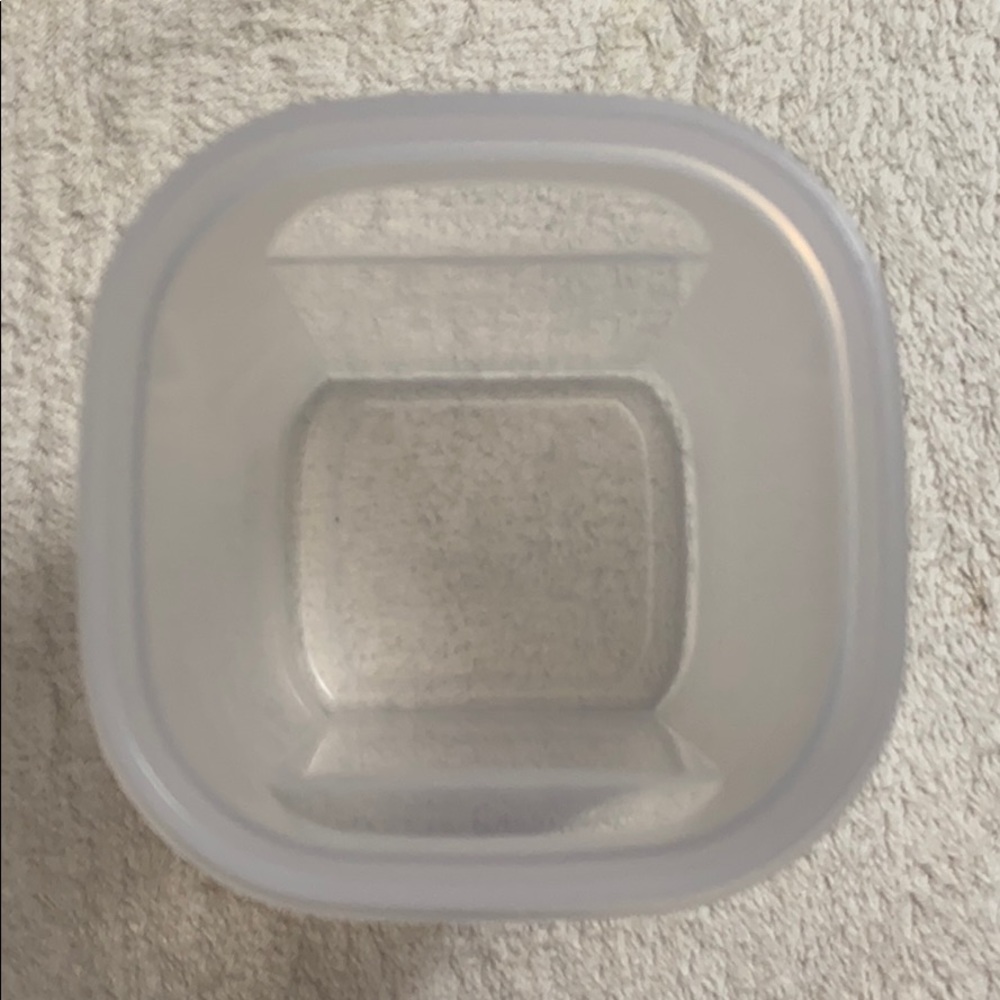 Tupperware liquid container - Picture 3 of 6